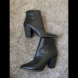 Size 9 classic pointed toe black leather ankle boots lucky brand